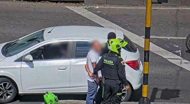 Lo grabaron: se hacía pasar por limpiavidrios y era buscado por hurto en Bogotá