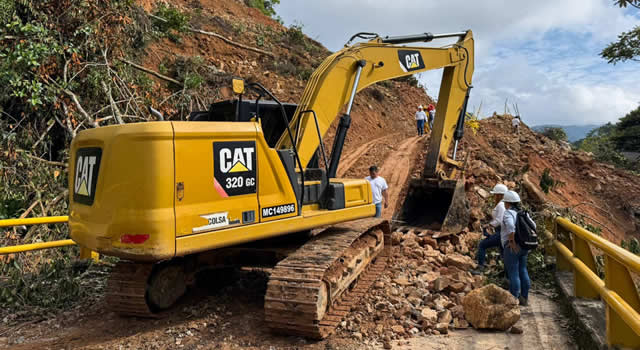 Sigue cierre y remoción de material en la autopista Medellín–Bogotá