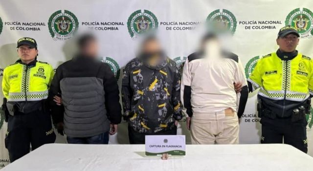 Con casa por cárcel y robando: capturan a tres hombres tras hurto de furgón en Bogotá
