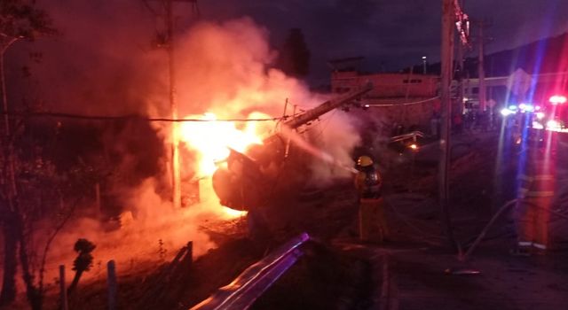 VIDEO | Dos muertos en accidente en Cundinamarca: vehículo terminó en llamas