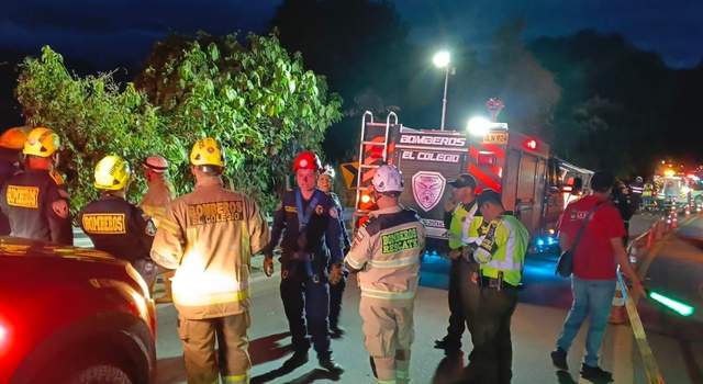 VIDEO | Grave accidente en La Mesa: bus se volcó y deja un muerto y varios heridos