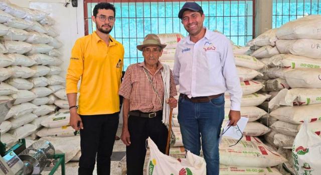 Entrega de fertilizantes para caficultores de Cundinamarca