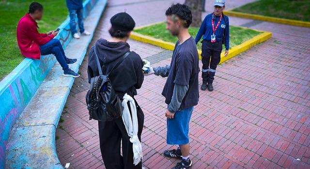 VIDEO | Los sorprendieron consumiendo y terminaron limpiando un parque en el centro de Bogotá