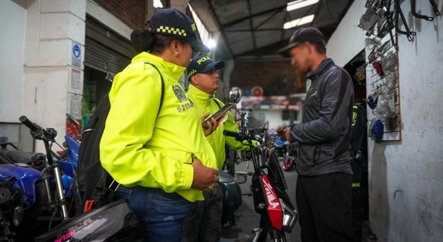 VIDEO | Quiso engañar a la Policía: tenía moto robada con documentos falsos en Bogotá
