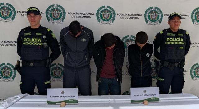 VIDEO | Estaban peleando en el vehículo que robaron: así descubrieron a estos ladrones en Bogotá
