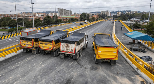 Con volquetas de hasta 30 toneladas cada una hacen pruebas de carga en puente vehicular de Bogotá