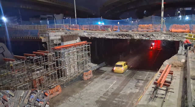 [VIDEO] | Susto: tractomula impactó andamios de una obra en la avenida 68
