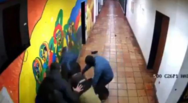 VIDEO | Grave ataque en la Universidad Nacional: tres jóvenes fueron apuñalados dentro del campus