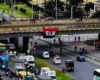 Bandera del ELN apareció en un puente de Bogotá antes de la posesión presidencial: esto dijo la Policía
