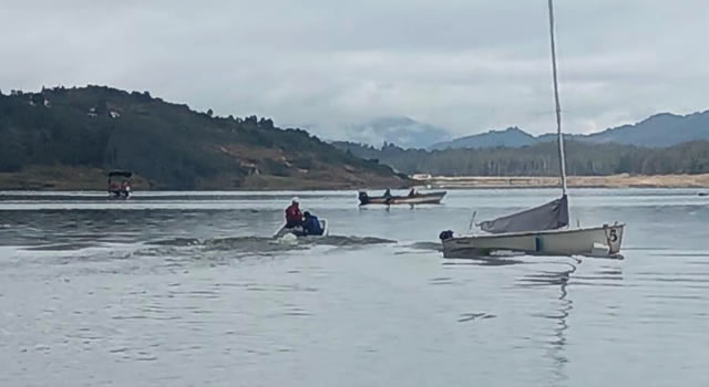 Sigue búsqueda de mujer desaparecida tras choque de dos lanchas en embalse de Tominé, Cundinamarca