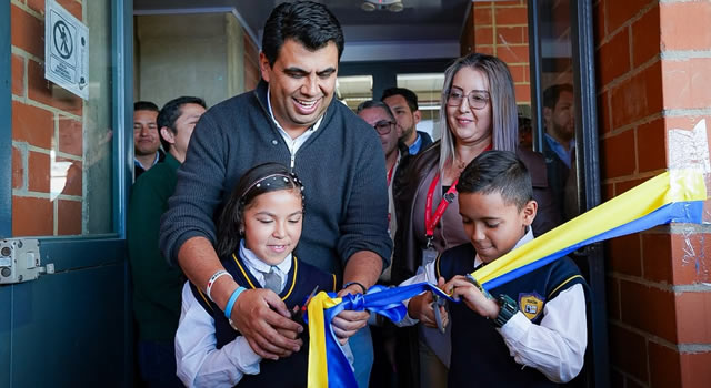 Este colegio de Soacha fue escogido por la alcaldía para fortalecer la inclusión educativa, cuenta con un aula equipada con herramientas pedagógicas y tecnología adaptada.