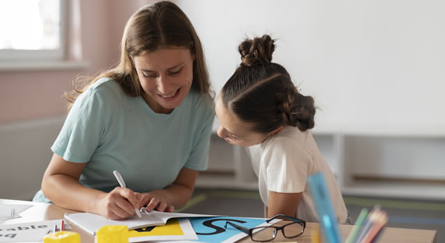 Del colegio a la casa por el sismo: ¿la emergencia vuelve a poner sobre la mesa el debate sobre el homeschooling en Colombia?