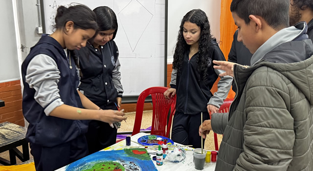 En la campaña Letras al Viento, los estudiantes de Chapinero crearon sus experiencias a través de cometas, que luego formaron parte de una exposición.