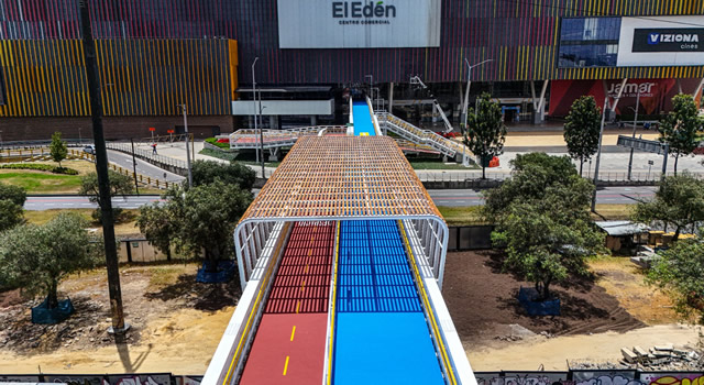 Puente peatonal del Edén entra en funcionamiento, semáforo de la zona se eliminará