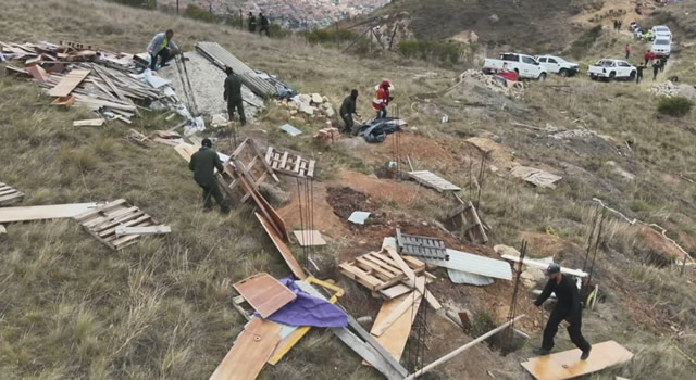 Tumbaros cambuches y casas en predio invadido en Bogotá