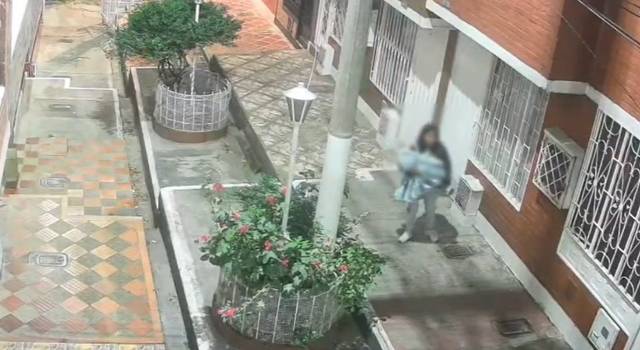 VIDEO | Un bebé de un año fue abandonado en plena madrugada en Bogotá: todo quedó grabado