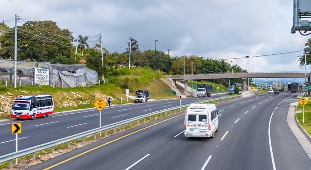 Entre el viernes y el lunes se esperan más de 180 mil vehículos en la vía Bogotá-Girardot, por lo que se tomarán varias medidas, entre ellas la restricción de carga.