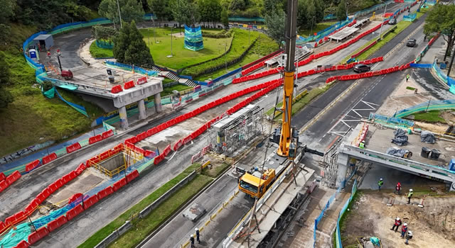 Después de una semana de trabajo, se desmontaron los tableros del puente de la carrera Séptima con calle 100. Paralelo a ello, inició el pilotaje de la nueva estructura.