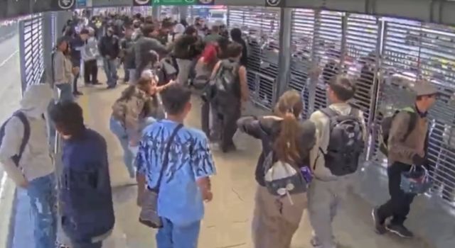 VIDEO | Más de 60 personas se colaron en TransMilenio: así fue la ‘colatón’ en Madelena