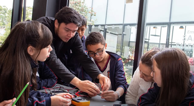 Este lunes 5 de octubre se activaron las matrículas en los colegios oficiales de Bogotá; la oferta está disponible para grados de primera infancia, educación básica y media, y educación para jóvenes y adultos.