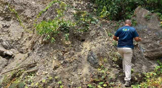 Riesgo de derrumbe amenaza vía de Cundinamarca y obliga a frenar una cantera