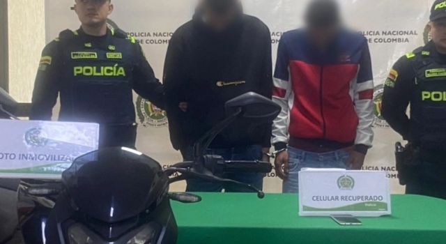 VIDEO | Robaron un celular de $6 millones en Bogotá y trataron de escapar por una ciclorruta