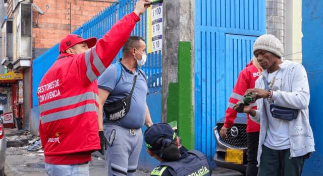 ¿Se puede pagar un comparendo ayudando a limpiar Bogotá? Esto hicieron en San José