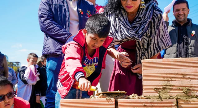 [VIDEO] Después de una década, se puso la primera piedra del nuevo colegio de El Charquito en Soacha