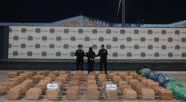 VIDEO | Una grúa transportaba más de 700 kilos de marihuana hacia Kennedy: así los descubrieron