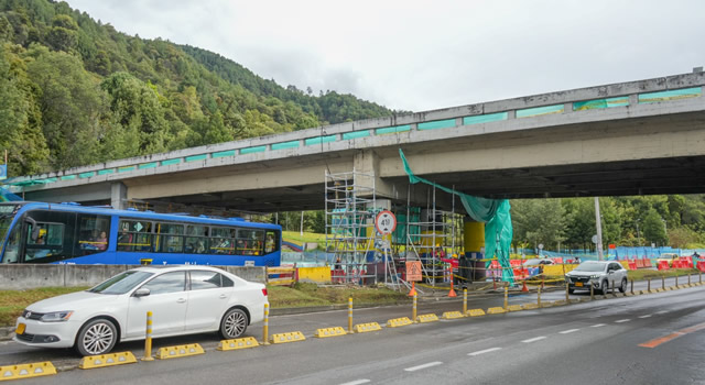 Anoche inició la segunda fase para el desmonte definitivo del puente de la 100 con Séptima. Les contamos cuándo terminará y qué sigue.
