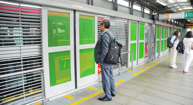 Las puertas de las estaciones de Transmilenio pasaron de simples motores a nodos inteligentes. Ya llegó la revolución ITS para un mejor control de los colados.